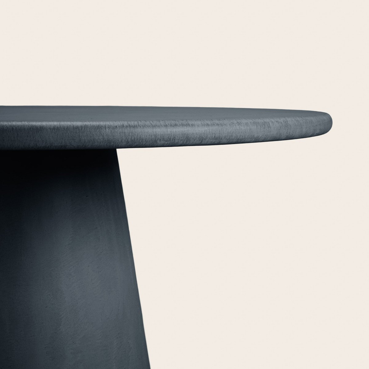Table À Manger en Enduit minéral à l'effet béton ELIZ noir carbone, MADURA
