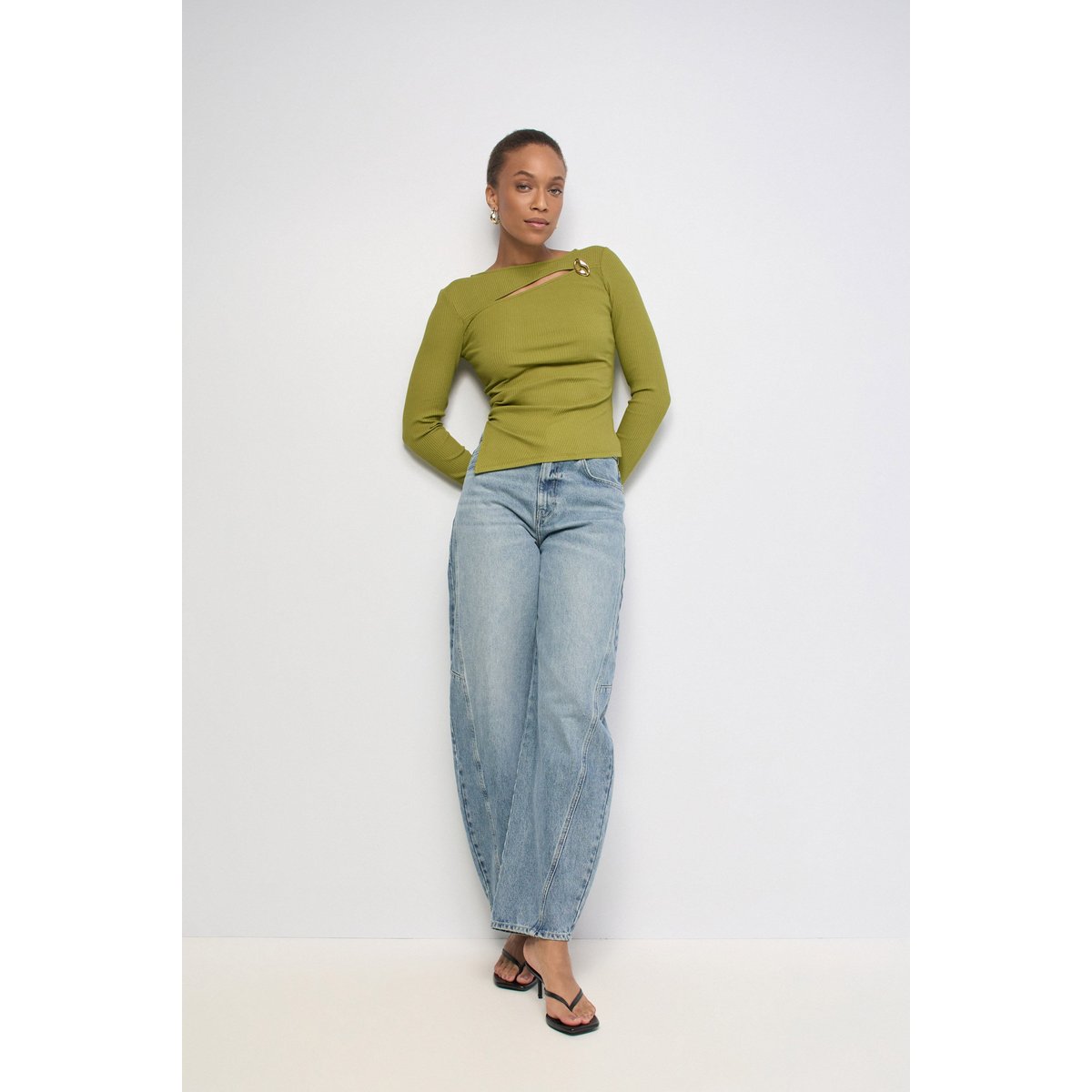 PULL ASYMÉTRIQUE AVEC OUVERTURE SUR LA POITRINE noir, SALSA JEANS
