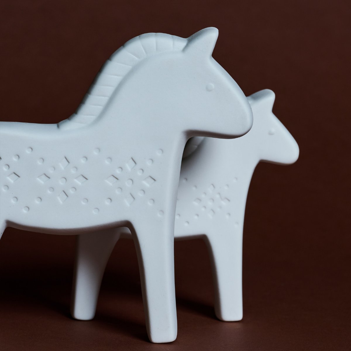 Statue cheval de noël décoratif en grès H15 blanc, SIA DECO