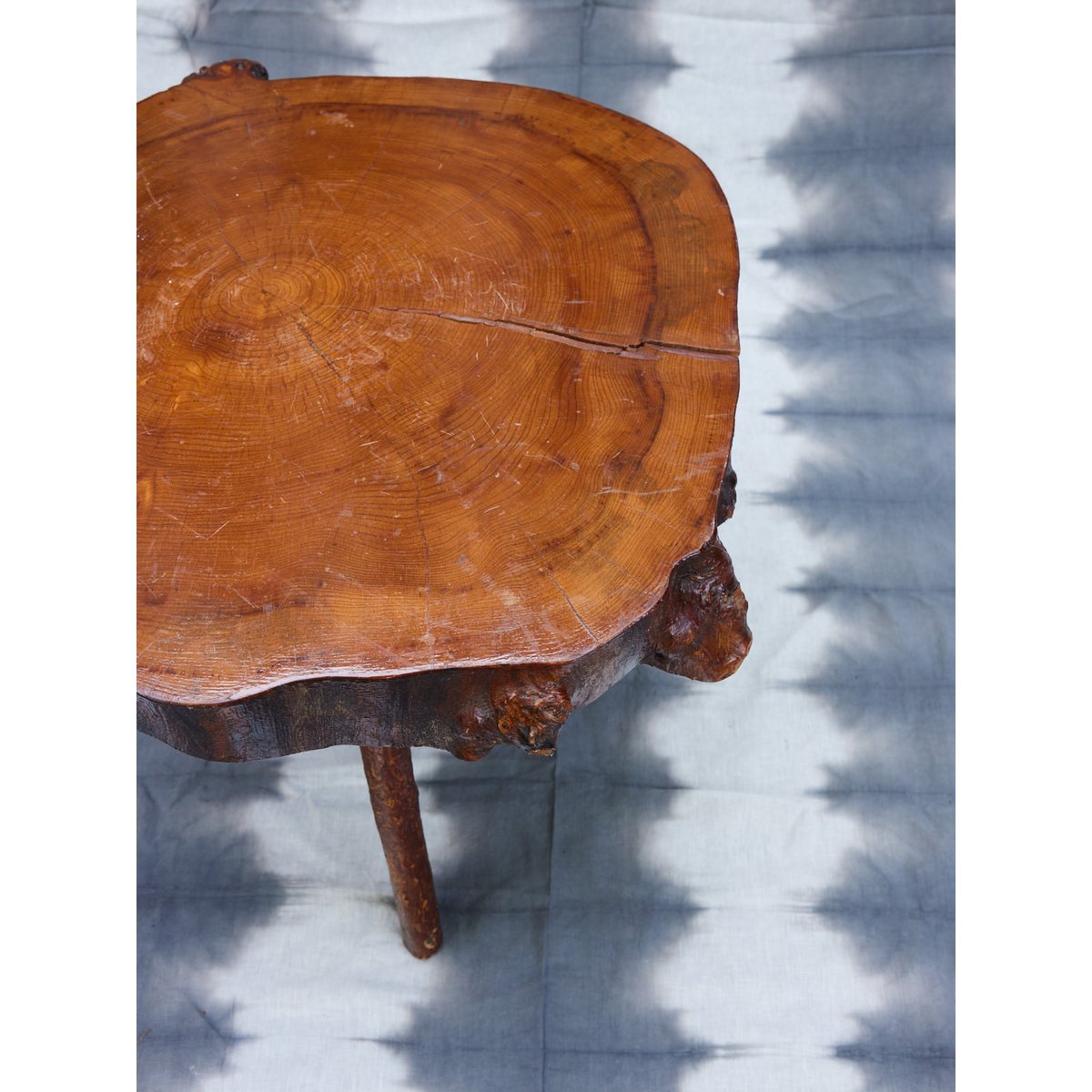 Table de salon brutaliste Donna N°1073 - Bon état bois foncé, DEBONGOUT
