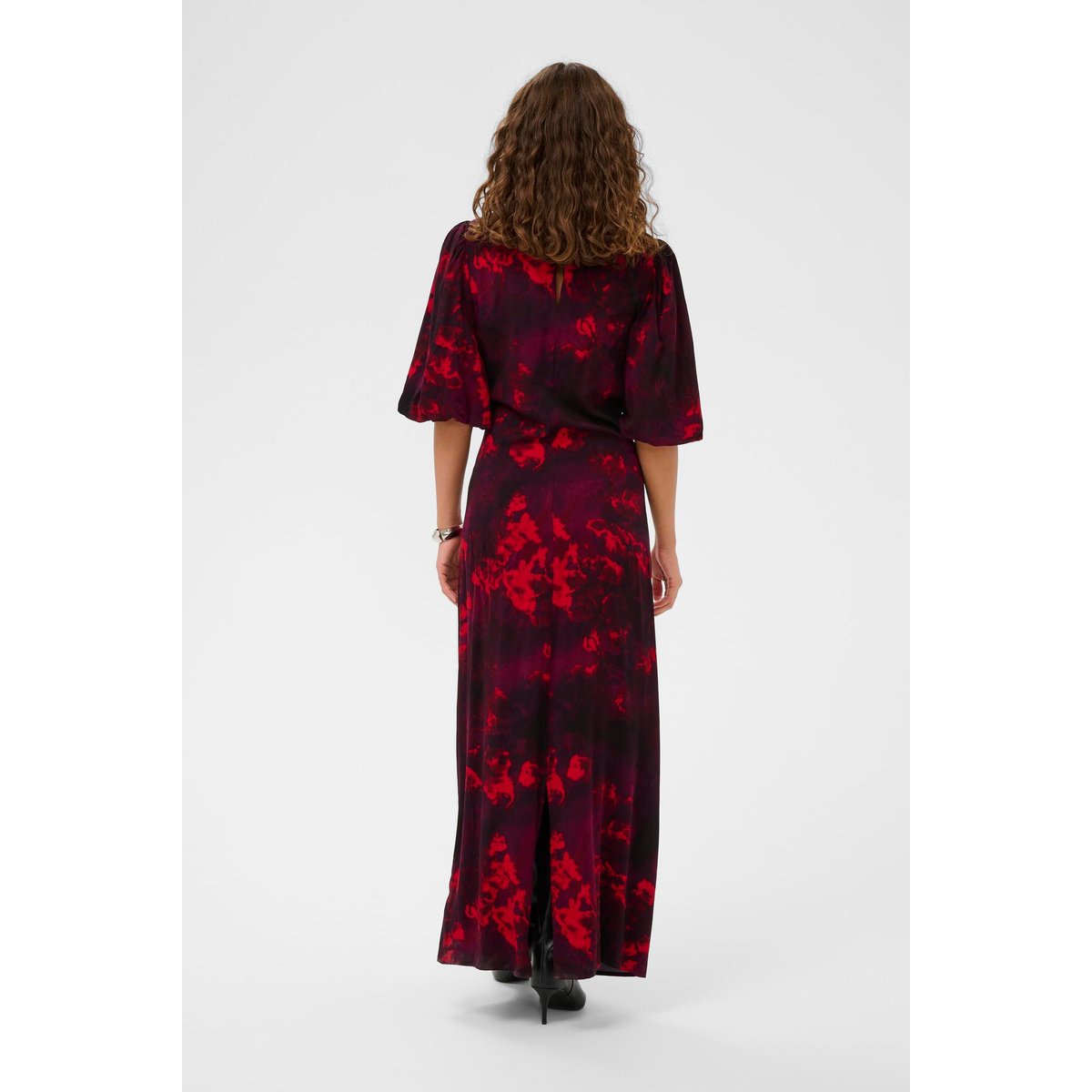Robe rouge floral, CULTURE