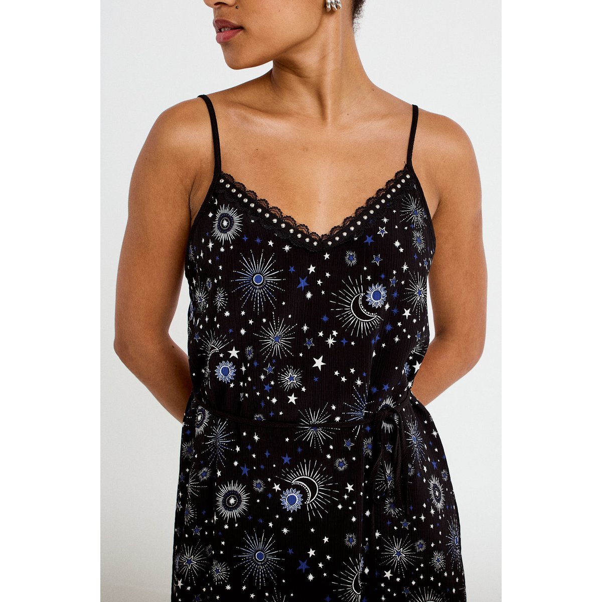 Robe longue évasée col v dentelle noir, CACHE CACHE