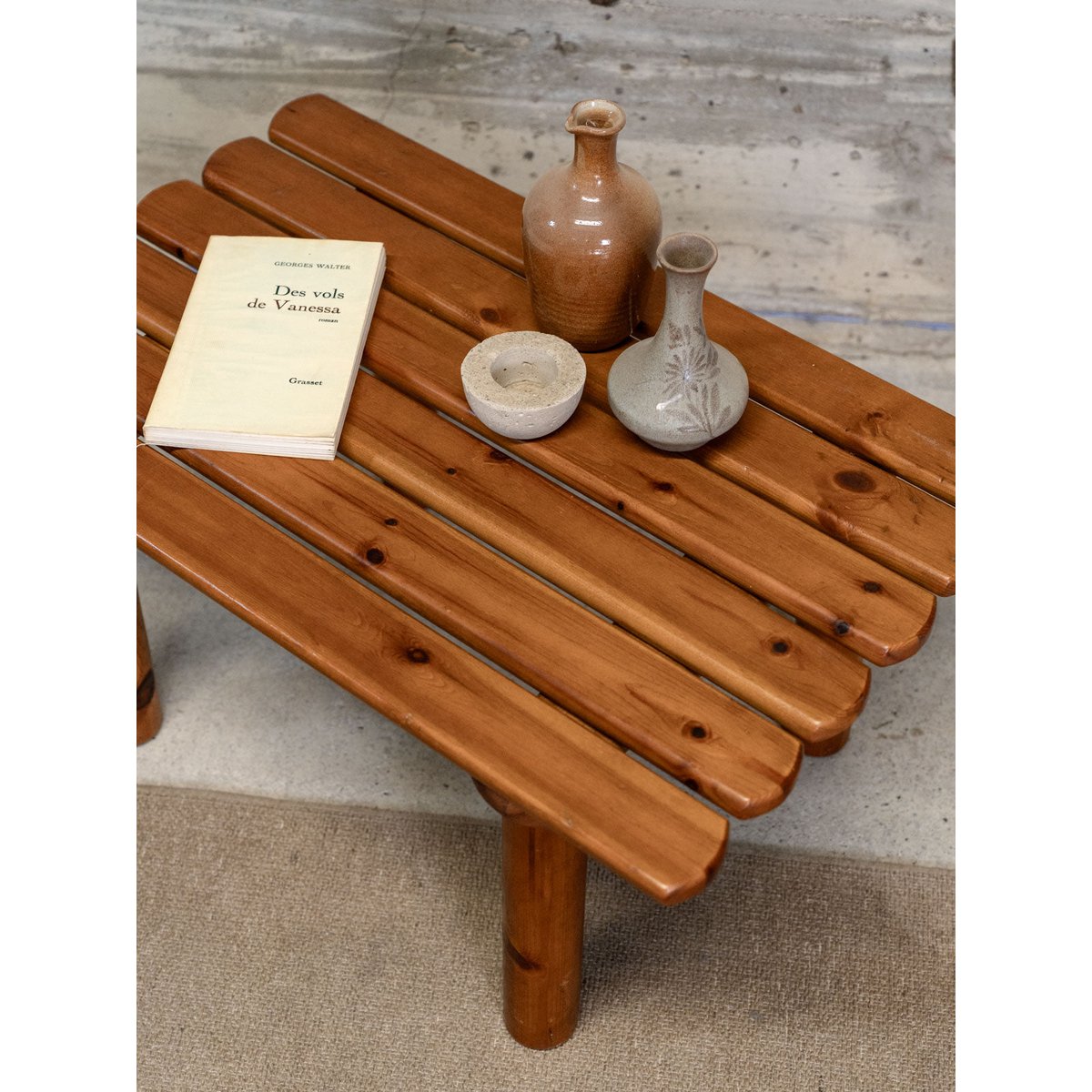 Table basse en pin Léonie N°930 - Bon état bois foncé, DEBONGOUT