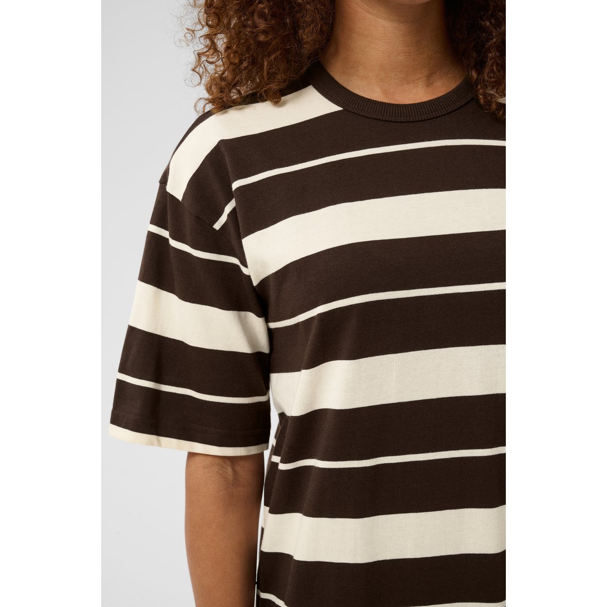 Robe marron coffee bean/turtledove stripe, KAFFE
