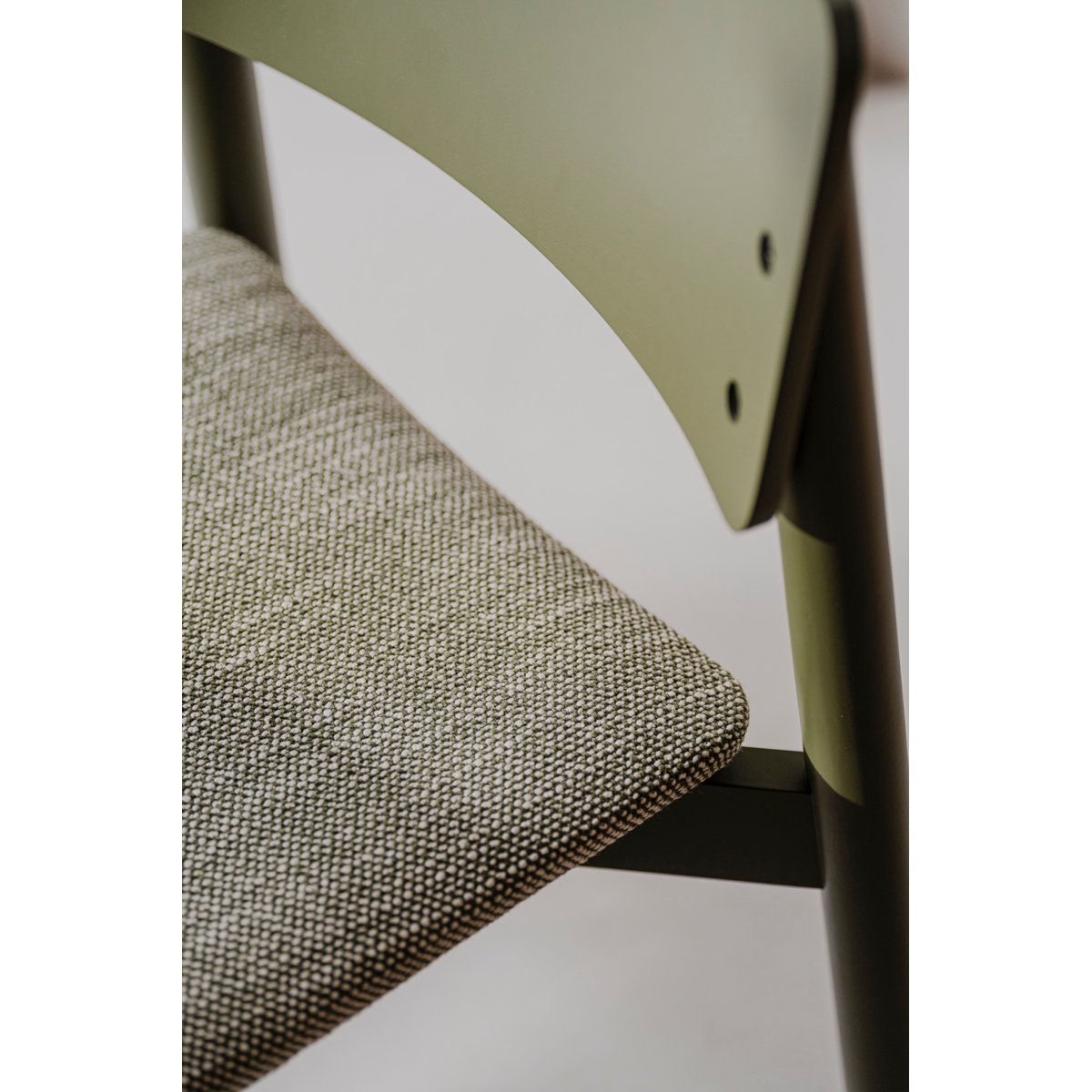 Chaise en bois de hêtre avec assise rembourrée WEM vert forêt, NOO.MA