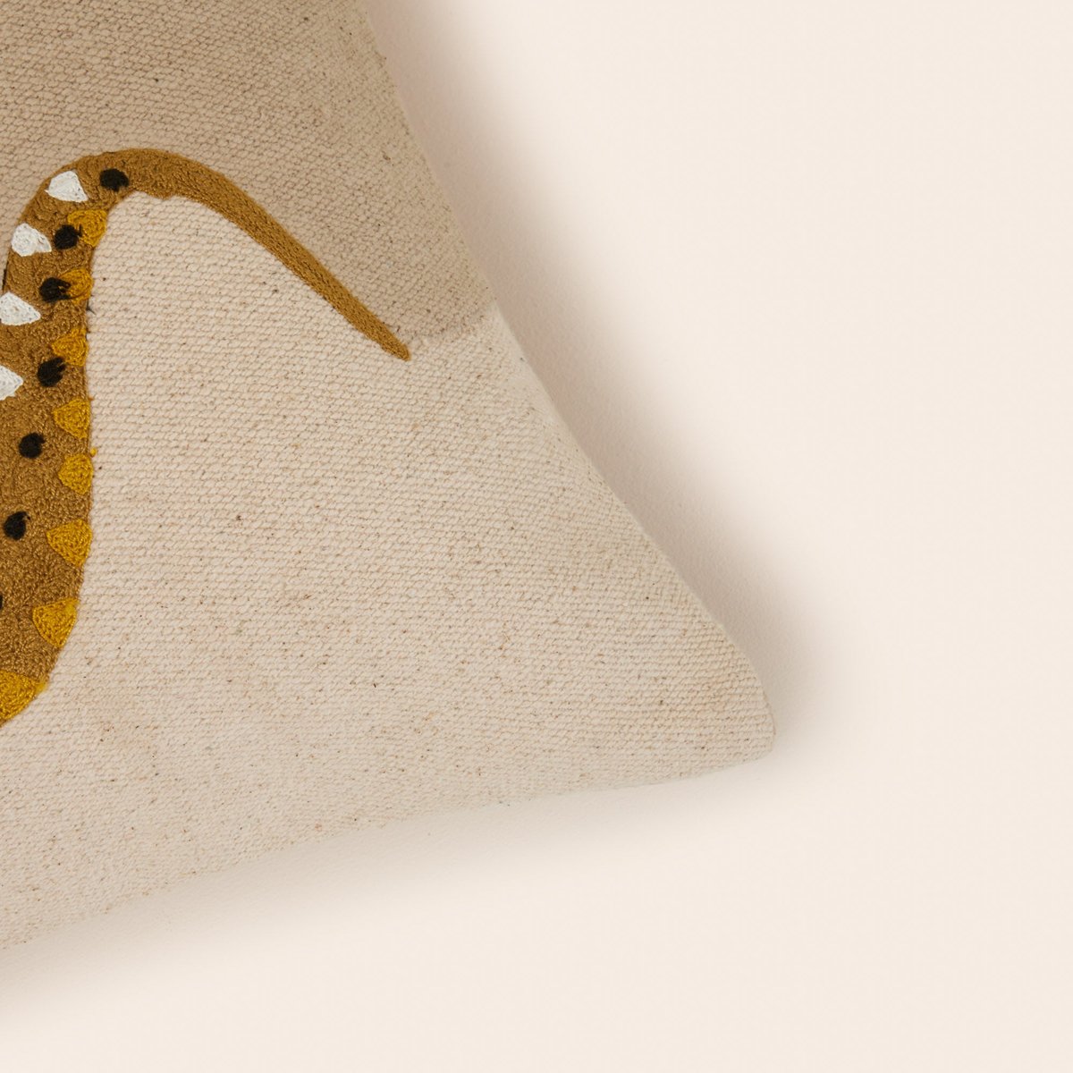 Housse De Coussin en Coton rebrodé d'un serpent en chaînette TEOTI naturel et python doré, MADURA