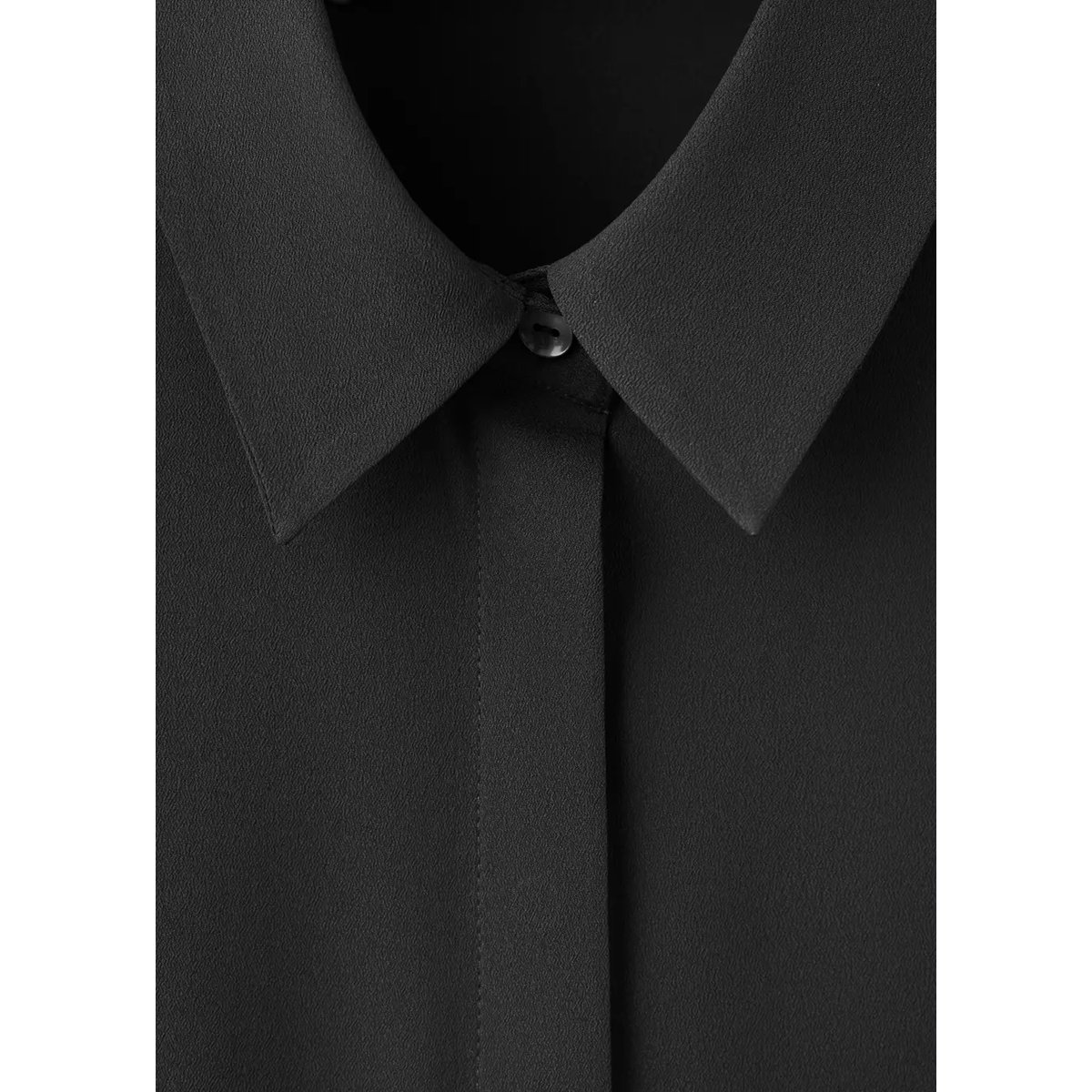 Chemise satinée à fermeture dissimulée noir, MANGO