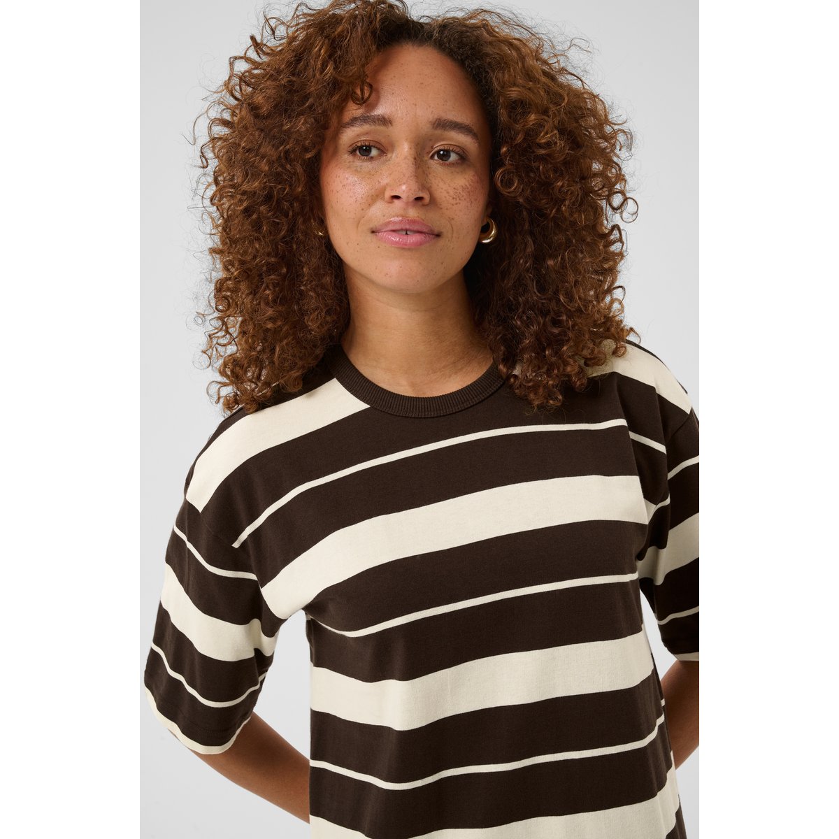 Robe marron coffee bean/turtledove stripe, KAFFE