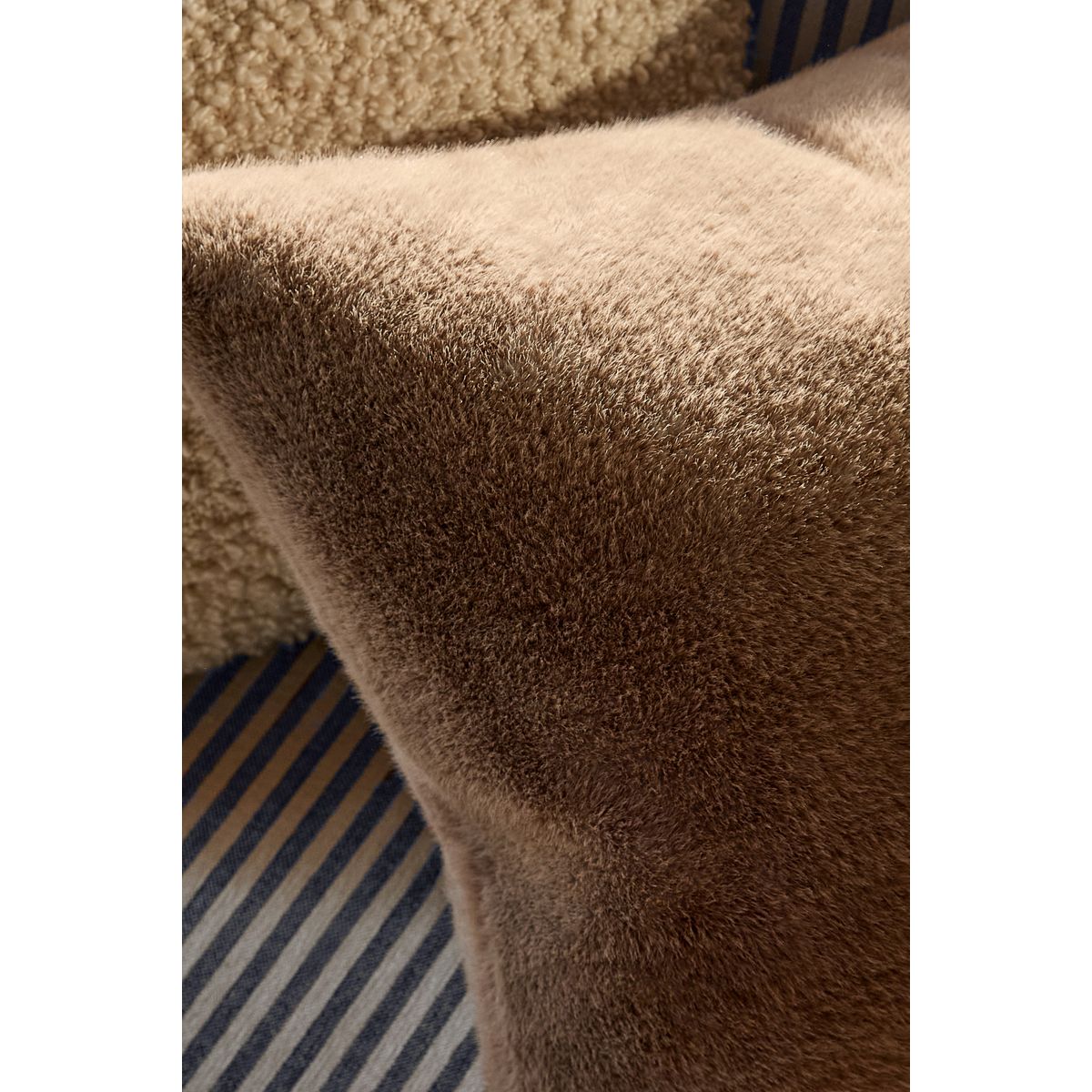 Coussin en imitation fourrure pelucheuse luxe marron mink, NEXT