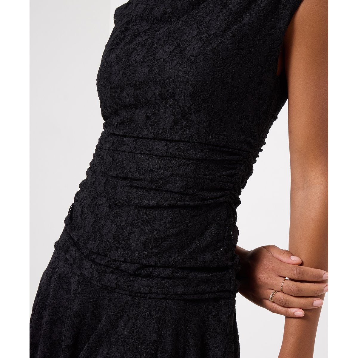Élégante Robe en Dentelle à Col Bénitier et Ourlet Plongeant noir, JOE BROWNS