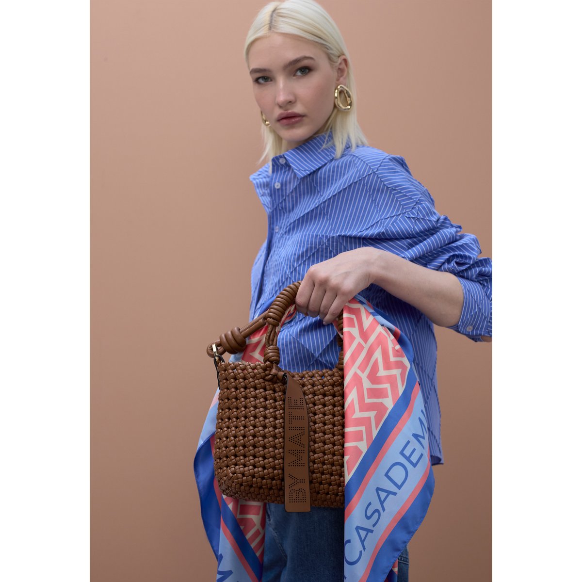 Sac à bandoulière tressé à nœuds décoratifs marron foncé, LOLA CASADEMUNT