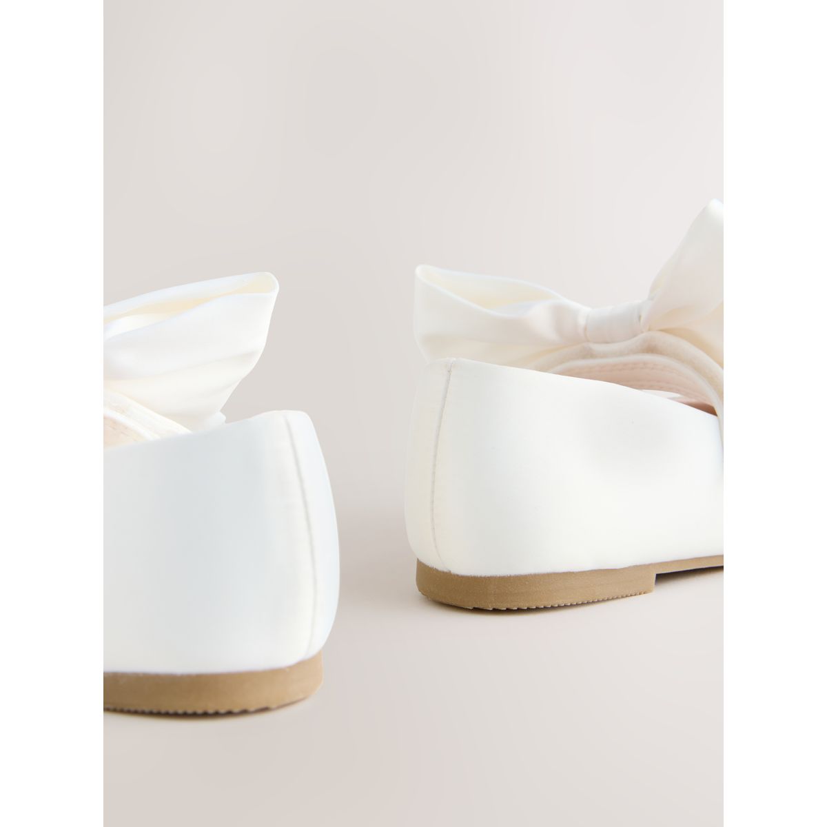 Babies avec fleur et nœud en satin blanc, NEXT