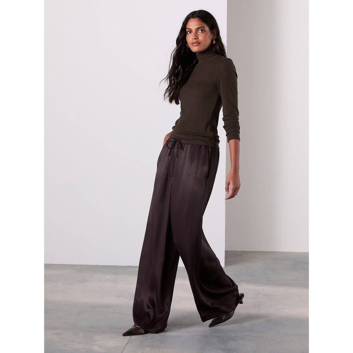 Pantalon large en satin à nouer sur la taille marron chocolat, NEXT