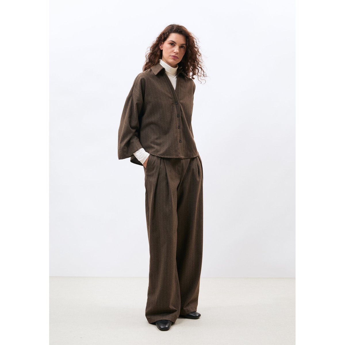 Chemise courte oversize en flanelle rayée taupe, HUMILITY