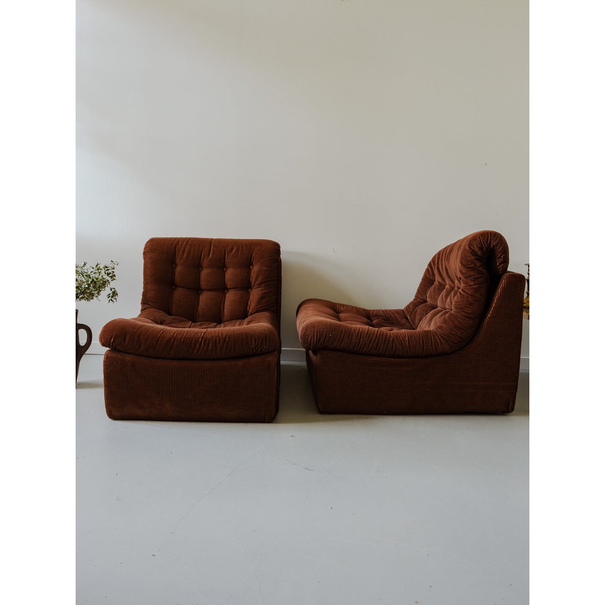 Paire de fauteuils en velours côtelé marron Jakob N°1288 - Bon état marron, DEBONGOUT