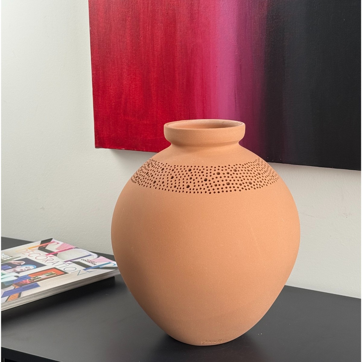 Vase décoratif en terre cuite avec frise ajourée. SARA beige, GERARD LAMY