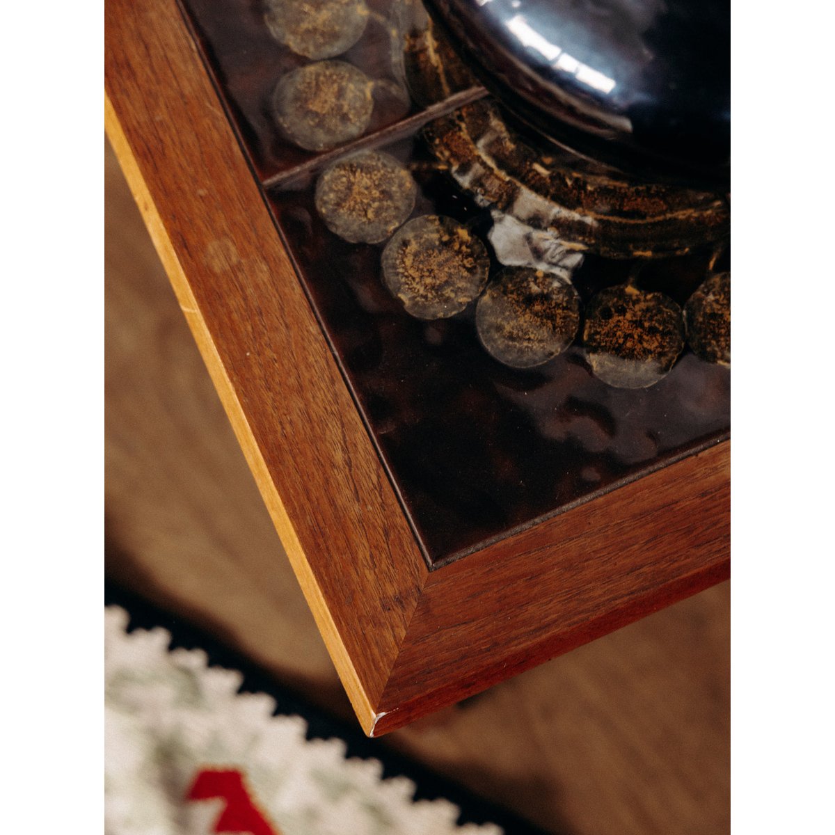 Table basse en faïence Léonie N°126 - Bon état bois, DEBONGOUT