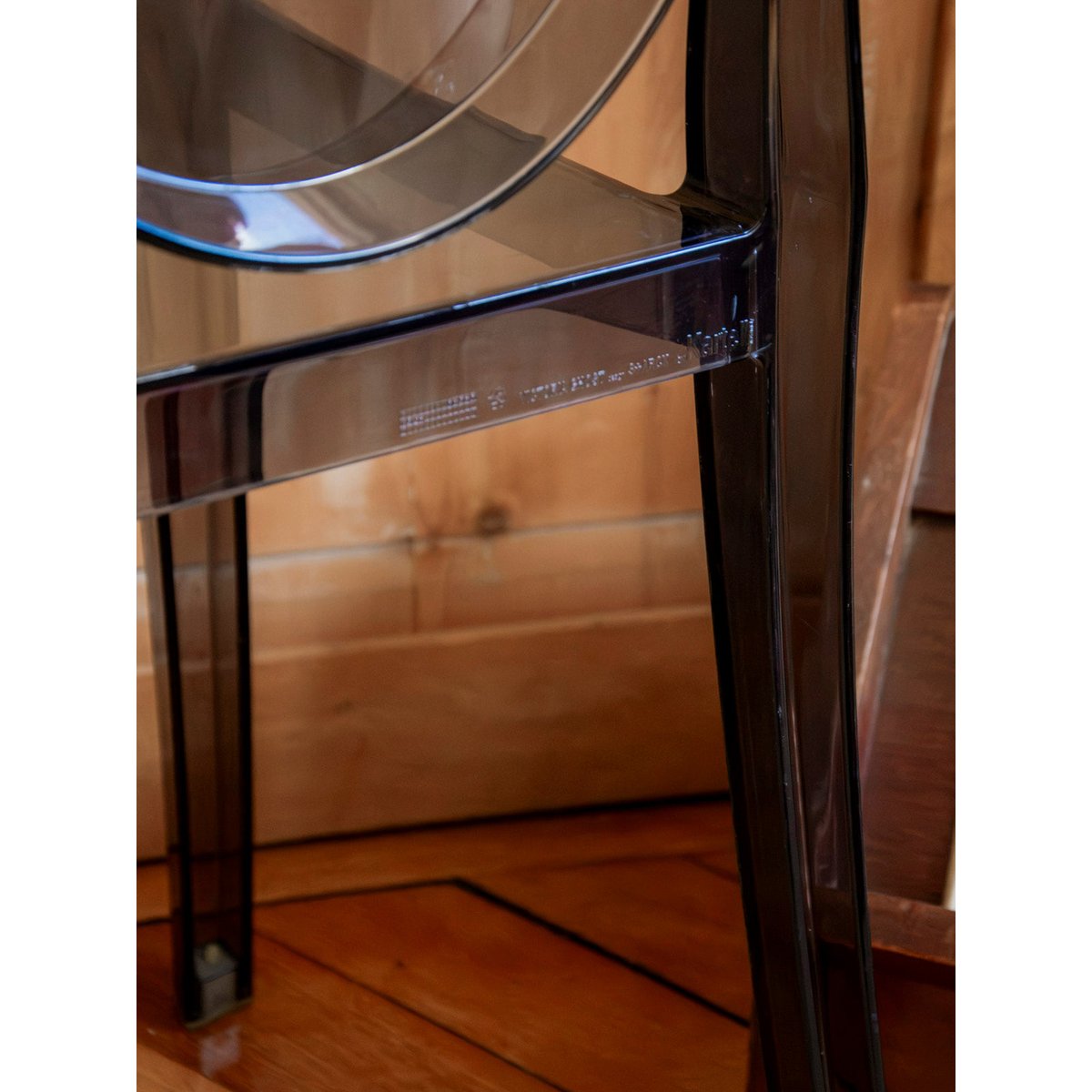 Paire de chaises en plastique fumé Alma N°2110 - Bon état fumé, DEBONGOUT
