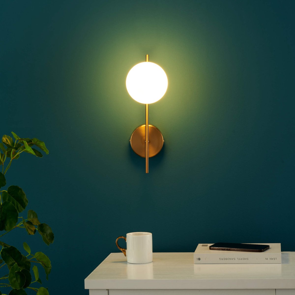 Applique avec globe en verre blanc – NEIRA laiton et blanc, KOSILUM
