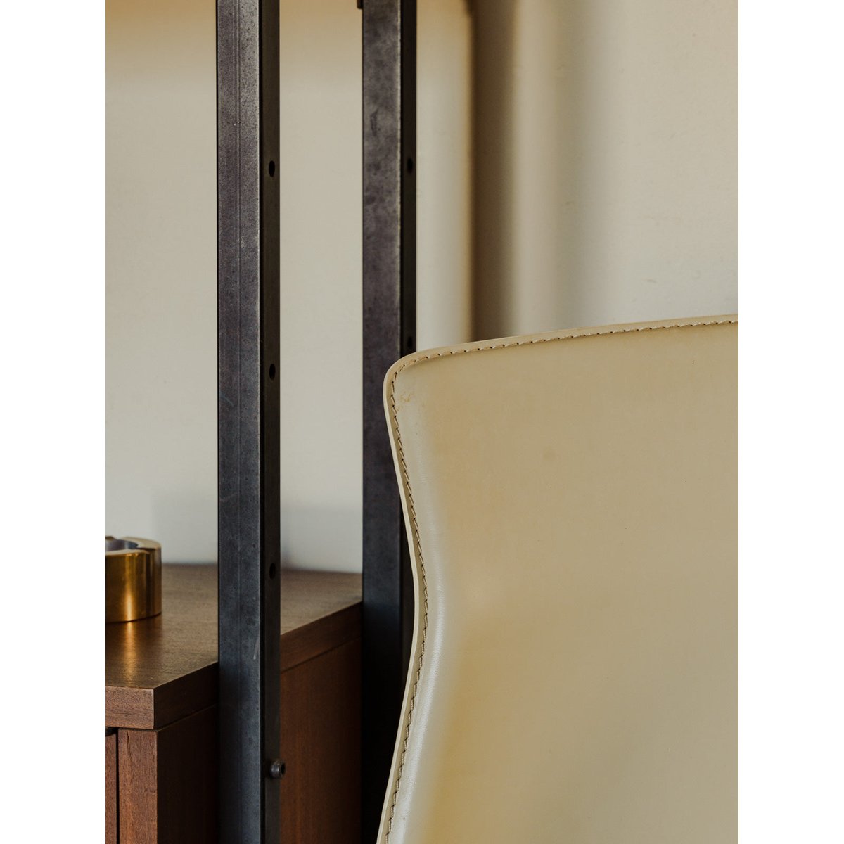 Chaise en cuir Alma N°862 - Bon état beige, DEBONGOUT