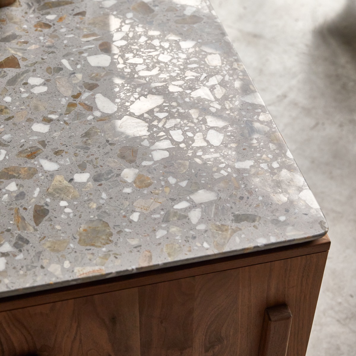Buffet bas en Noyer massif, ISAURE marron, TIKAMOON