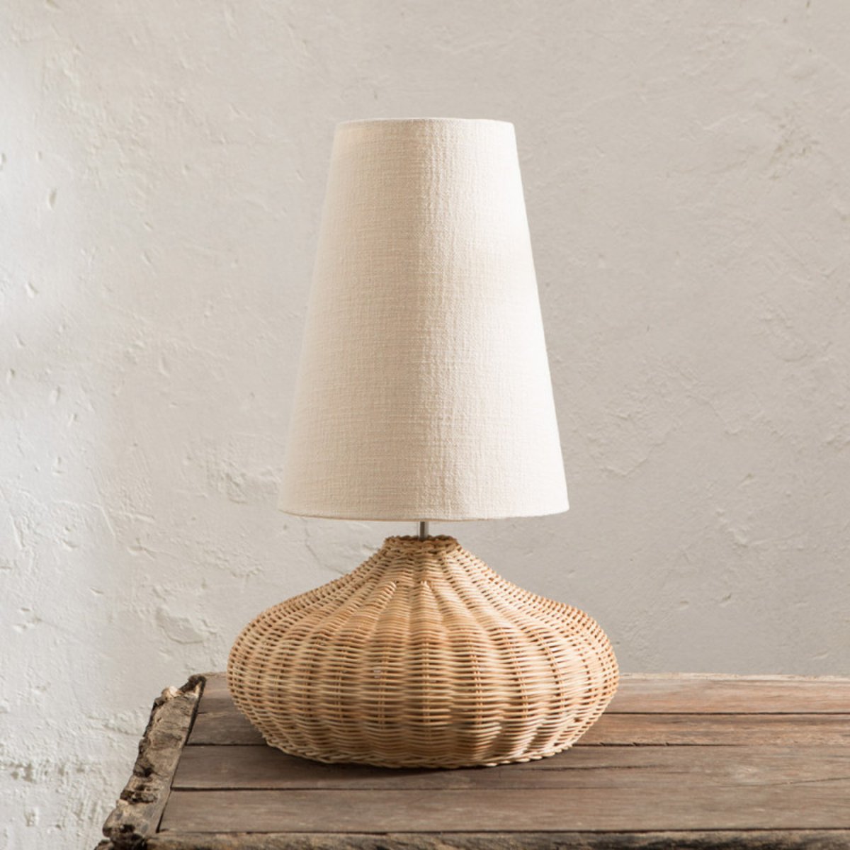 Lampe à poser en rotin Labu et abat jour en lin blanc, MILLUMINE