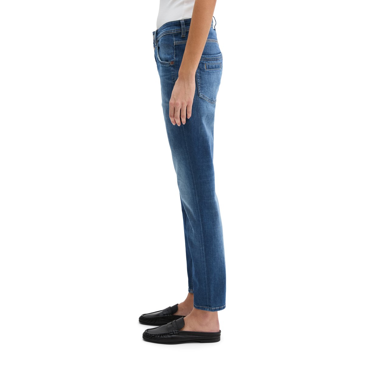 Jeans modèle Theda boyfriend cropped avec deux boutons bleu foncé, MARC O'POLO
