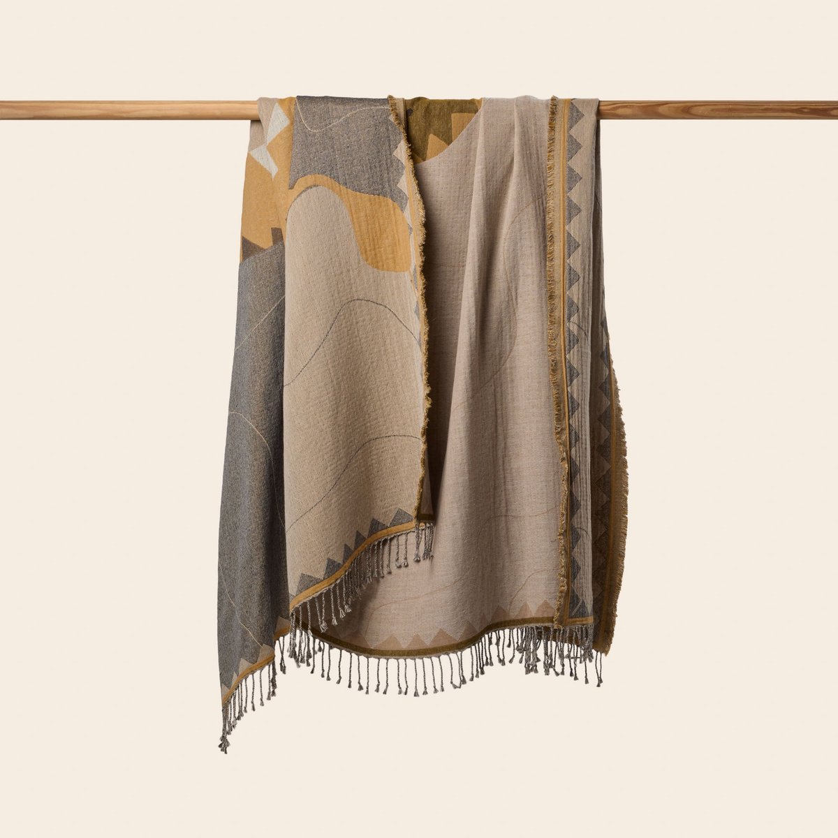 Plaid en Motif serpent oversize TEOTI naturel et python doré, MADURA