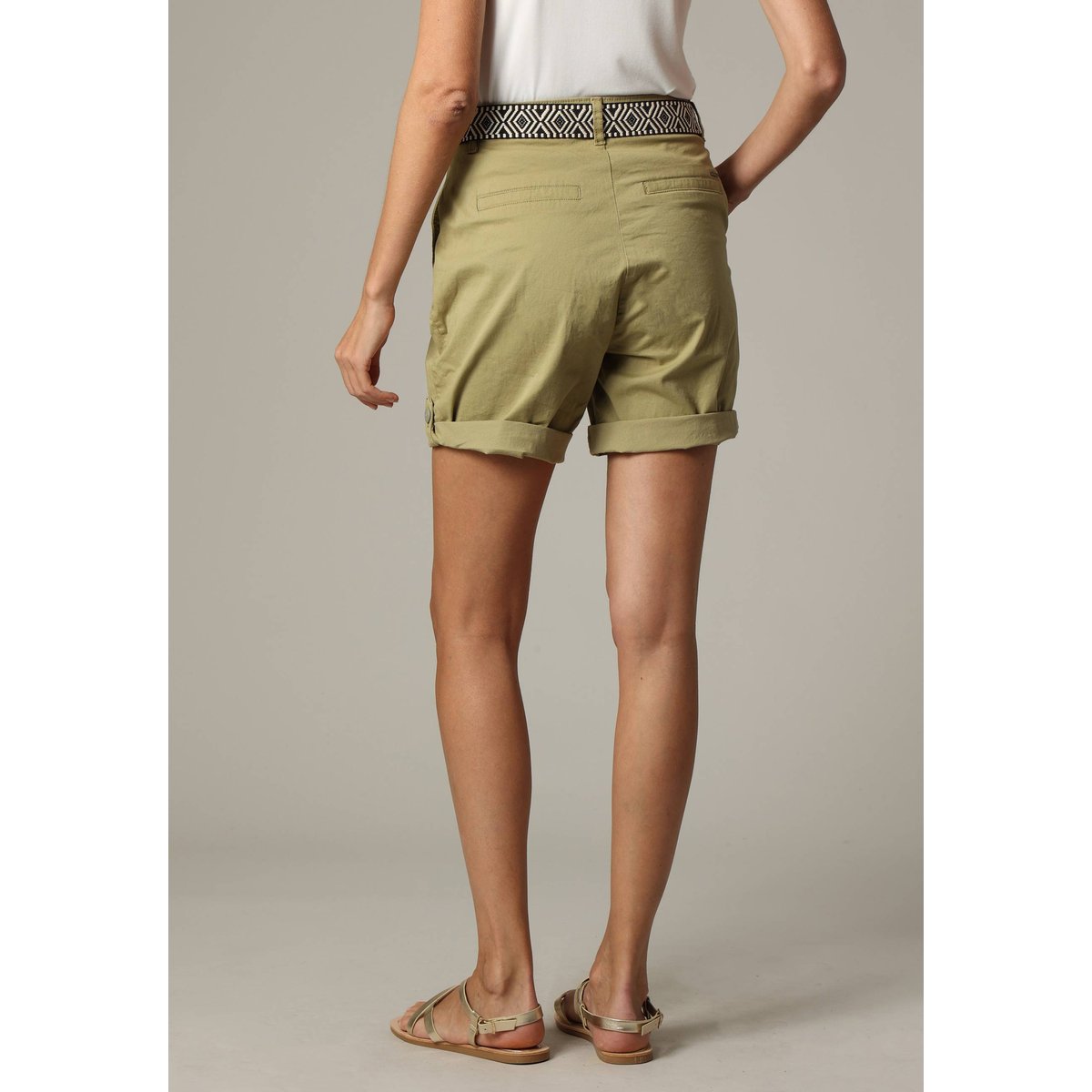 Short mi-long avec ceinture ethnique à motifs et bas à revers KAIJA light khaki, DEELUXE