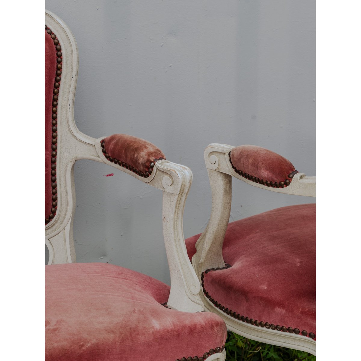 Paire de fauteuils en bois et velours rose Ernest N°987 - Bon état ecru, DEBONGOUT