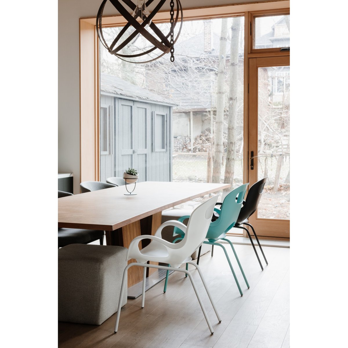 Chaise avec accoudoirs empilable Oh noir, UMBRA