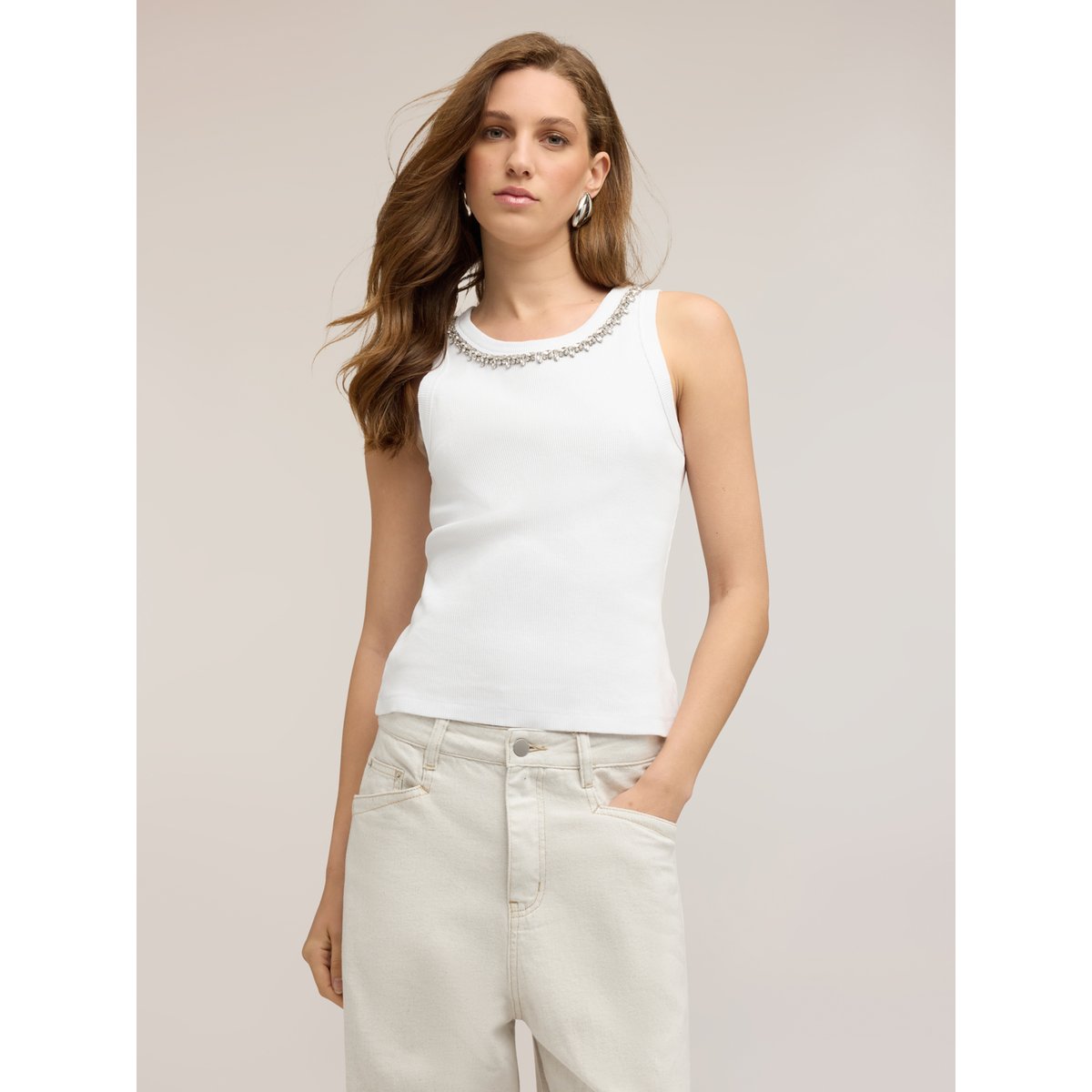 Top avec strass sur l'encolure blanc, MOTIVI