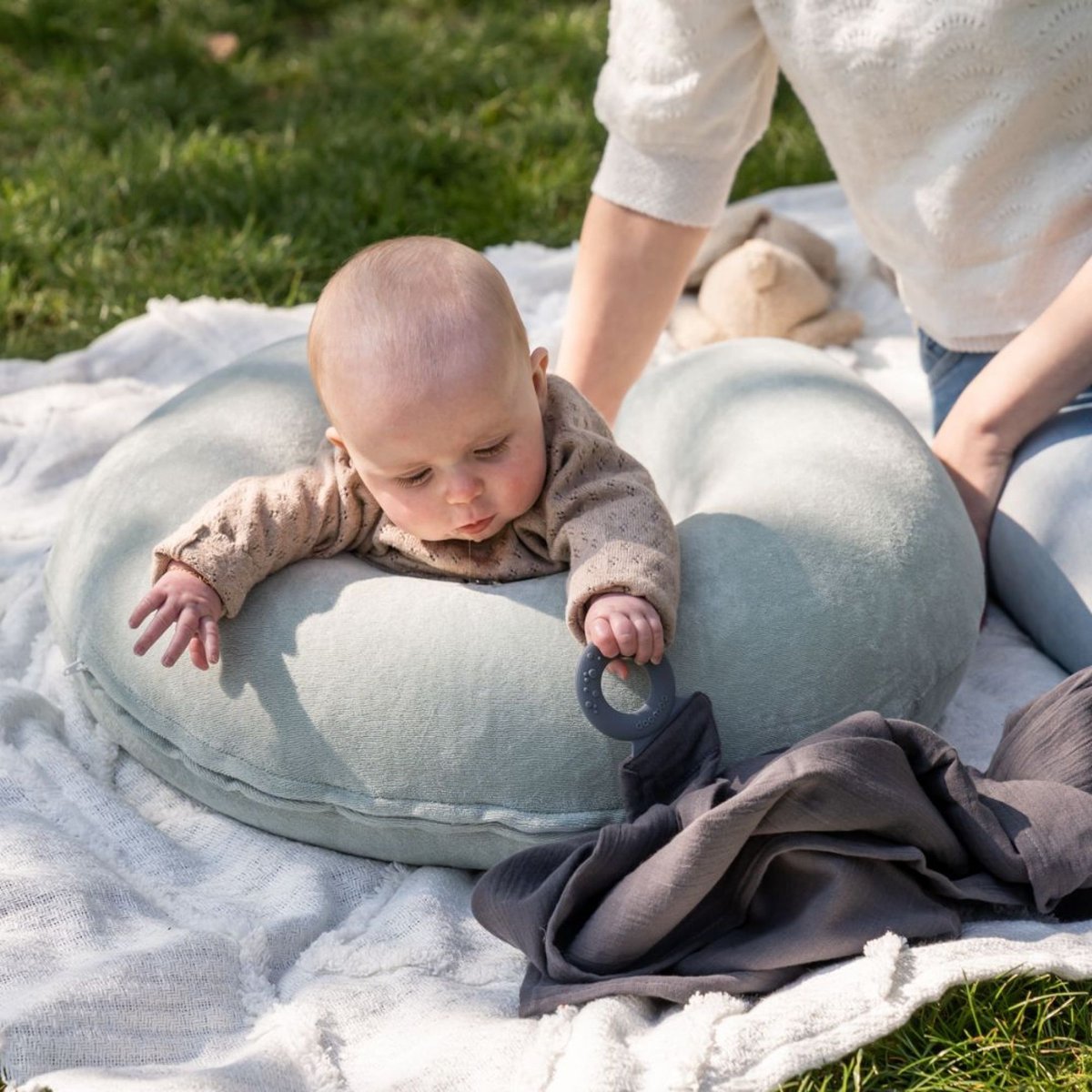 Cape d'allaitement Mom'N Play gris, BABYMOOV