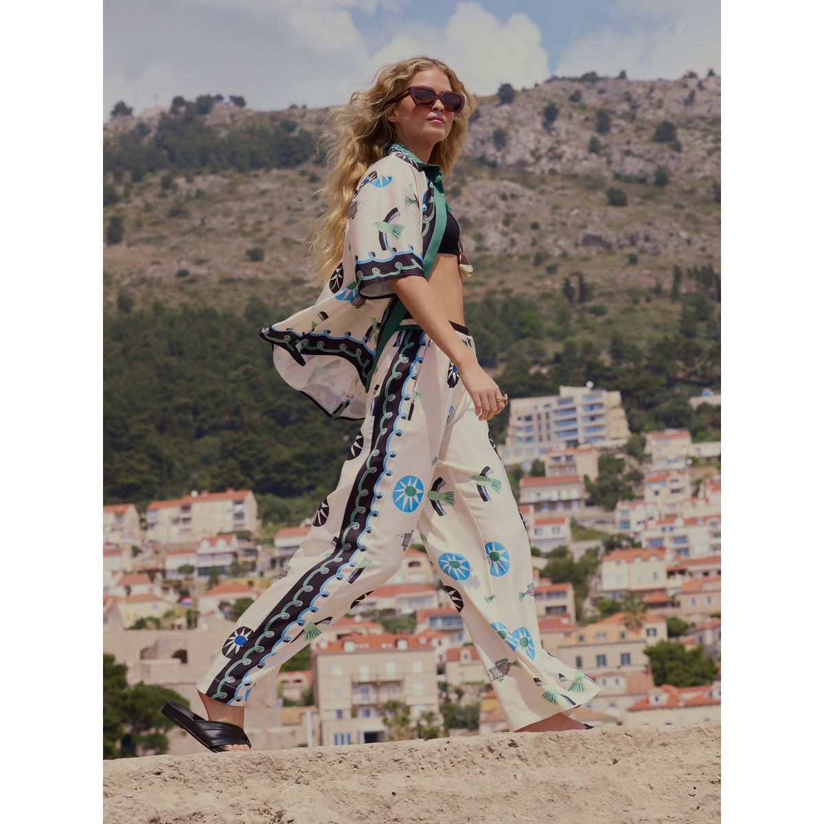 Pantalon en sergé de satin bordure abstraite imprimée blanche/bleue/verte, NEXT