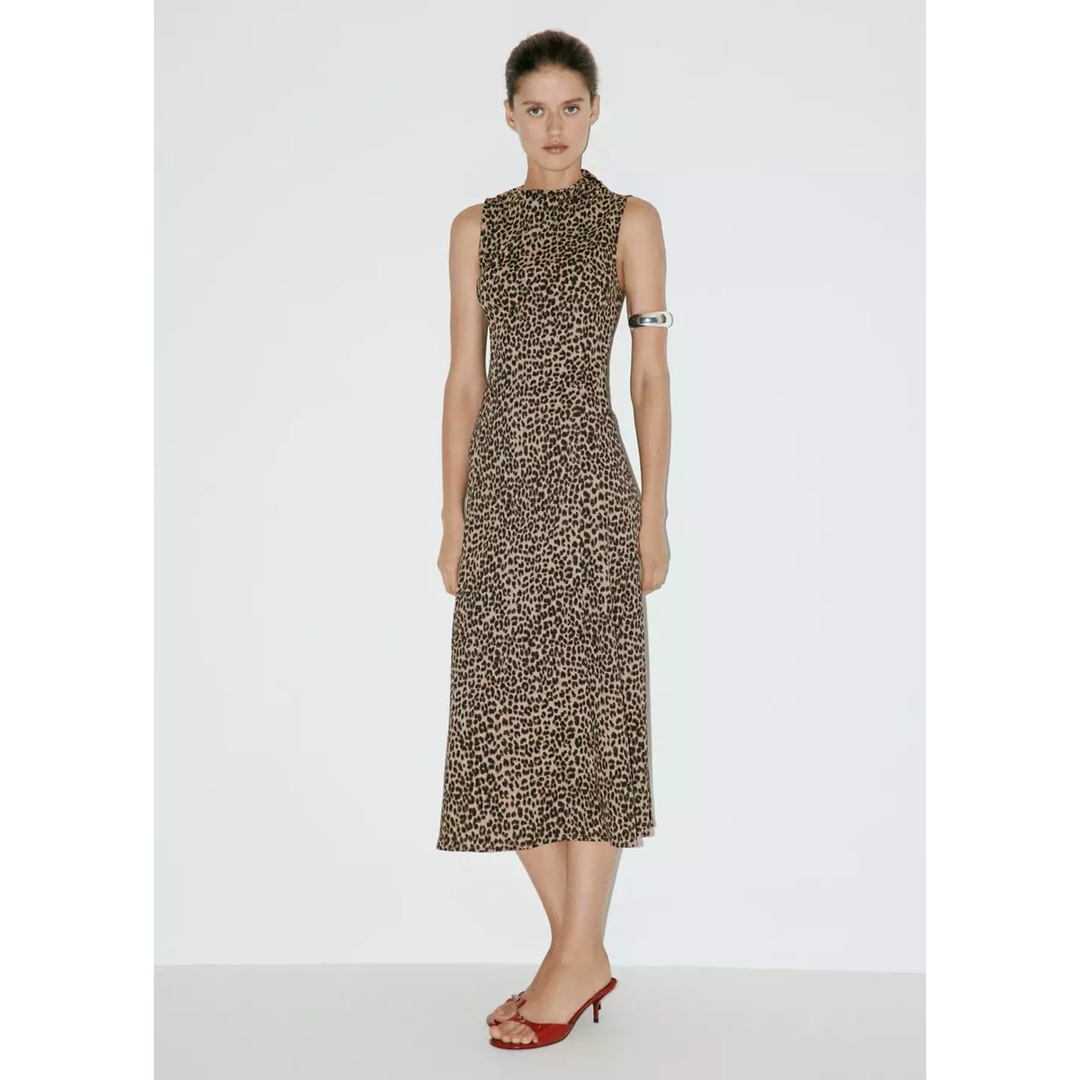 Robe texturée avec détail froncé marron, MANGO