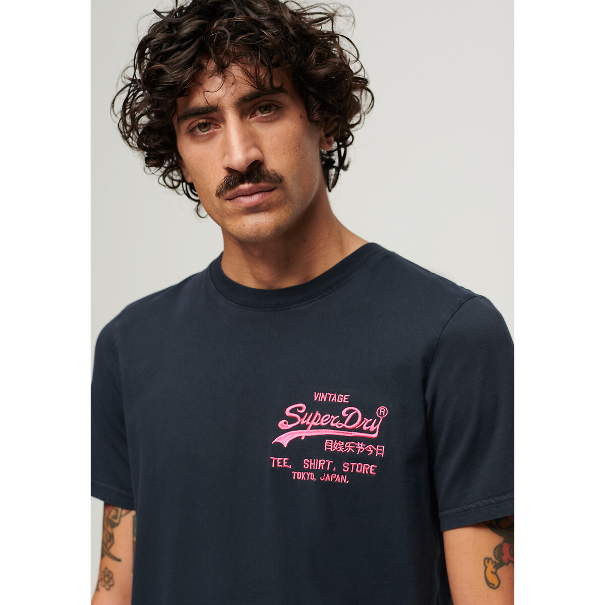 T-shirt col rond à imprimé bleu marine, SUPERDRY