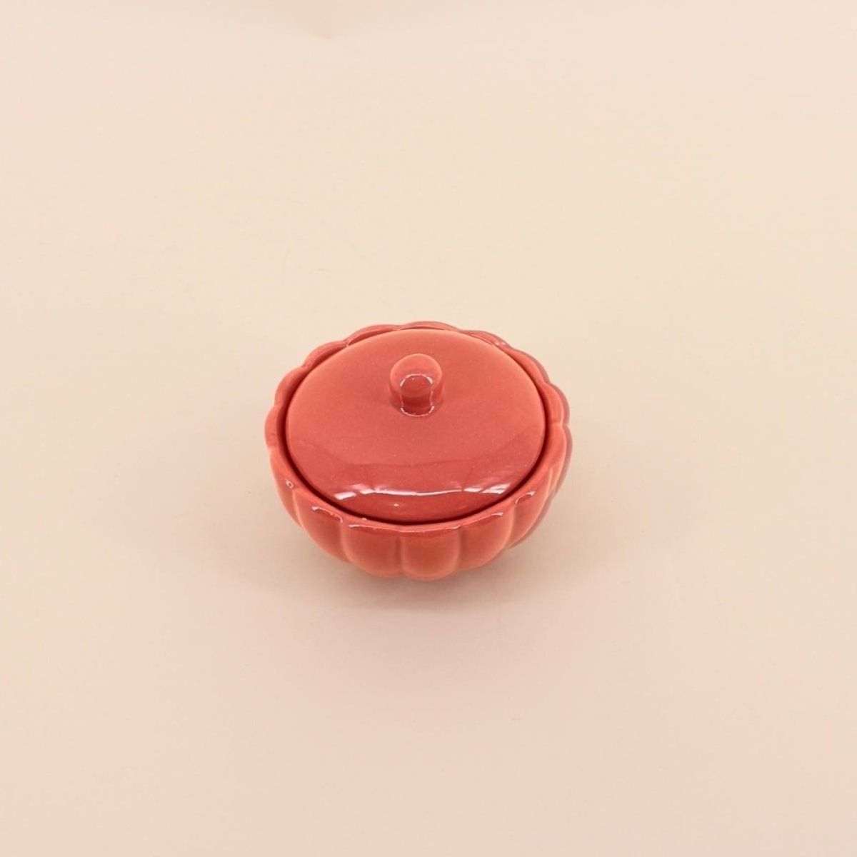 Bougie parfumée en céramique corolle à couvercle 11cm rouge, ORNAMI
