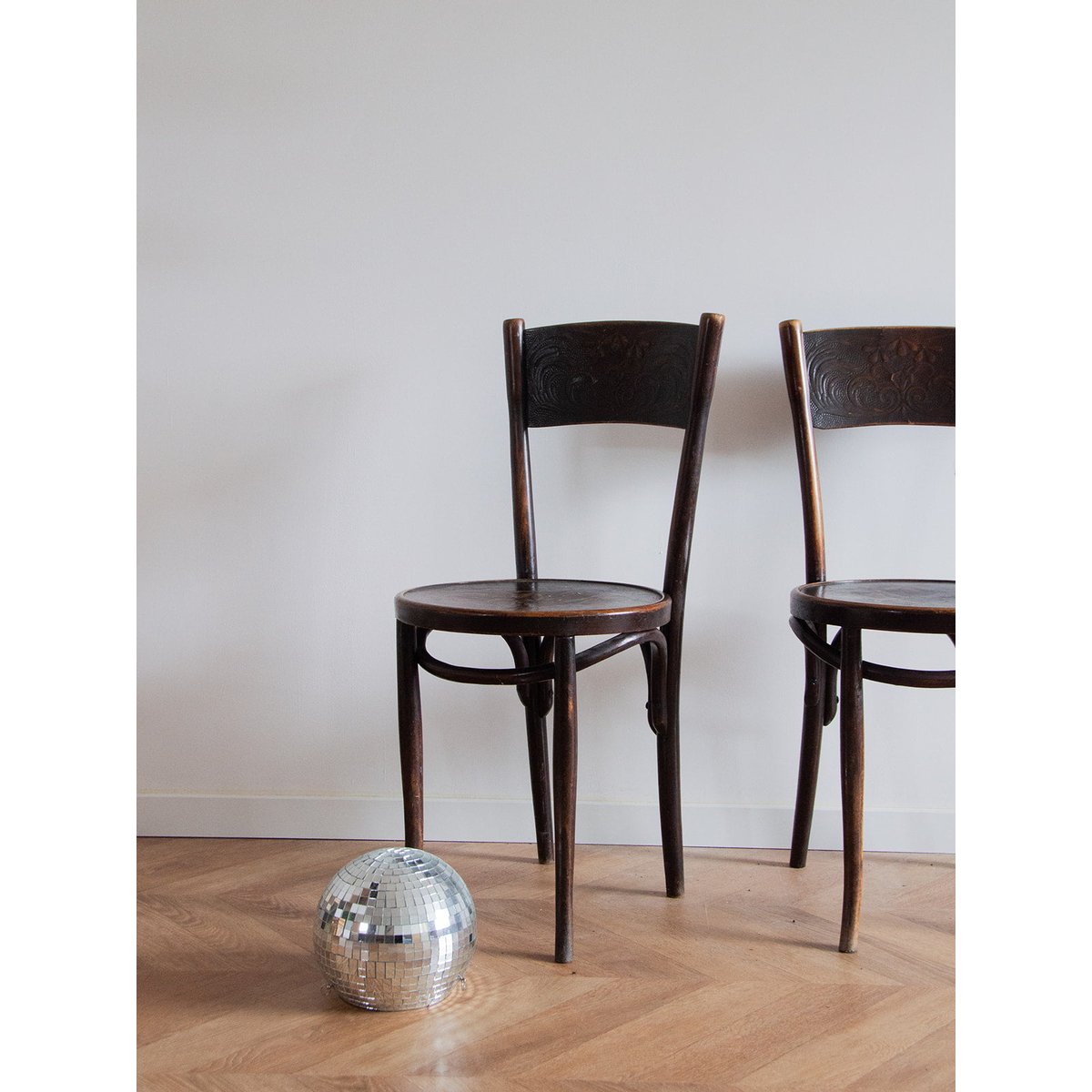 Paire de chaises en bois Claude N°660 - Bon état bois, DEBONGOUT