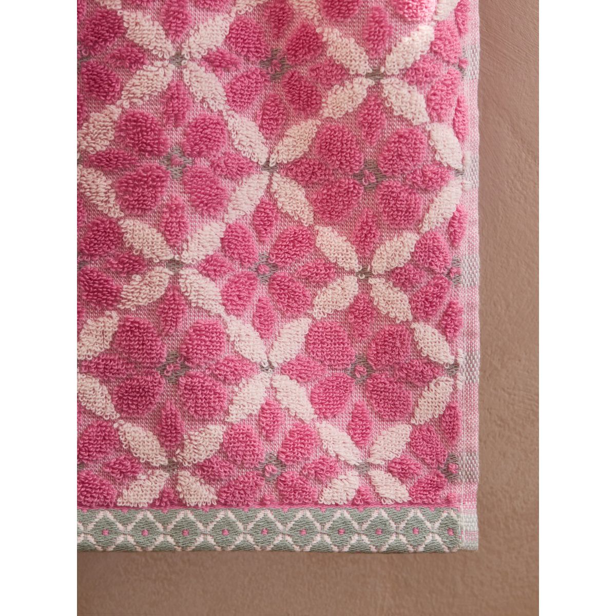 Serviette à motif mosaïque géométrique rose, NEXT