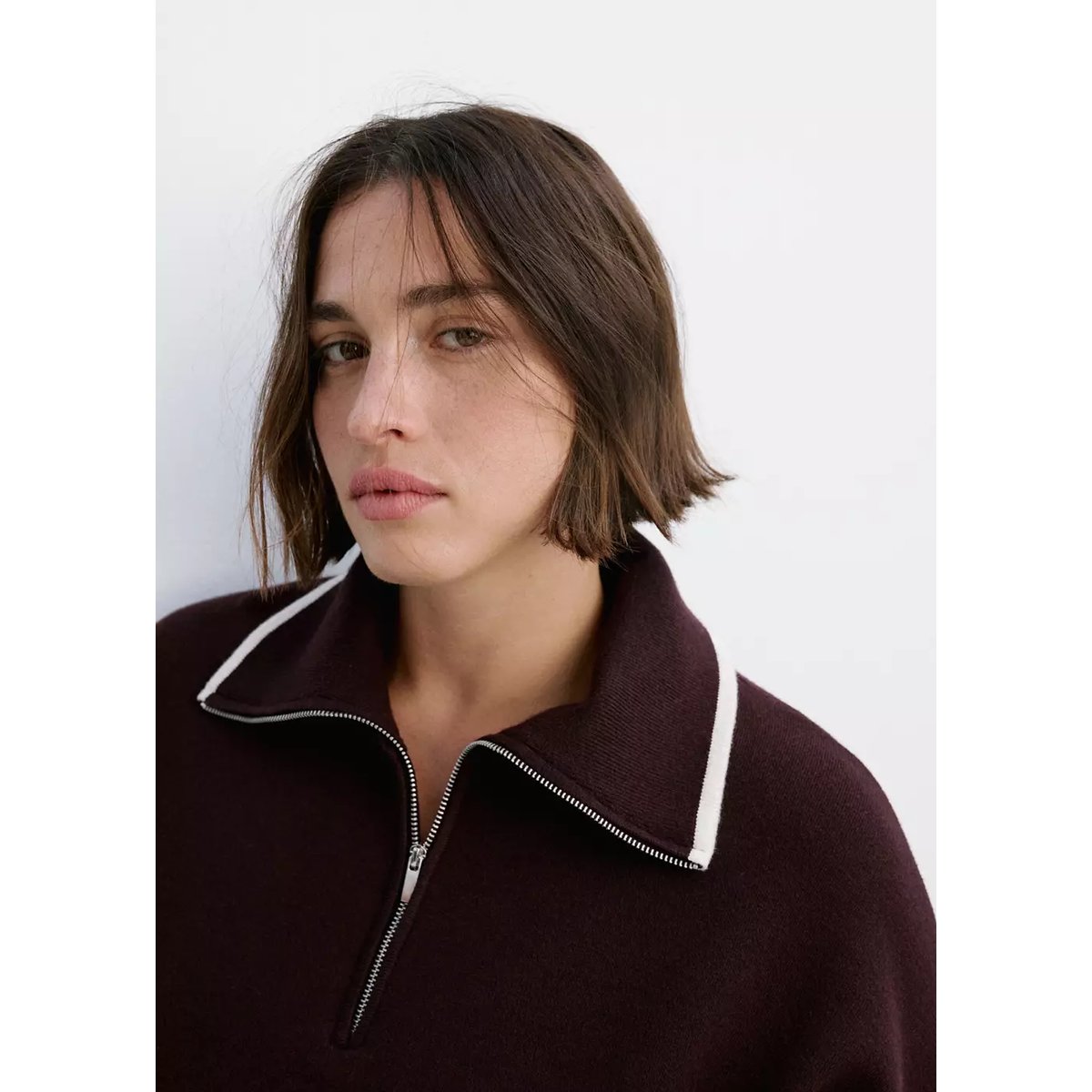Pull col polo avec rayures en contraste chocolat, MANGO