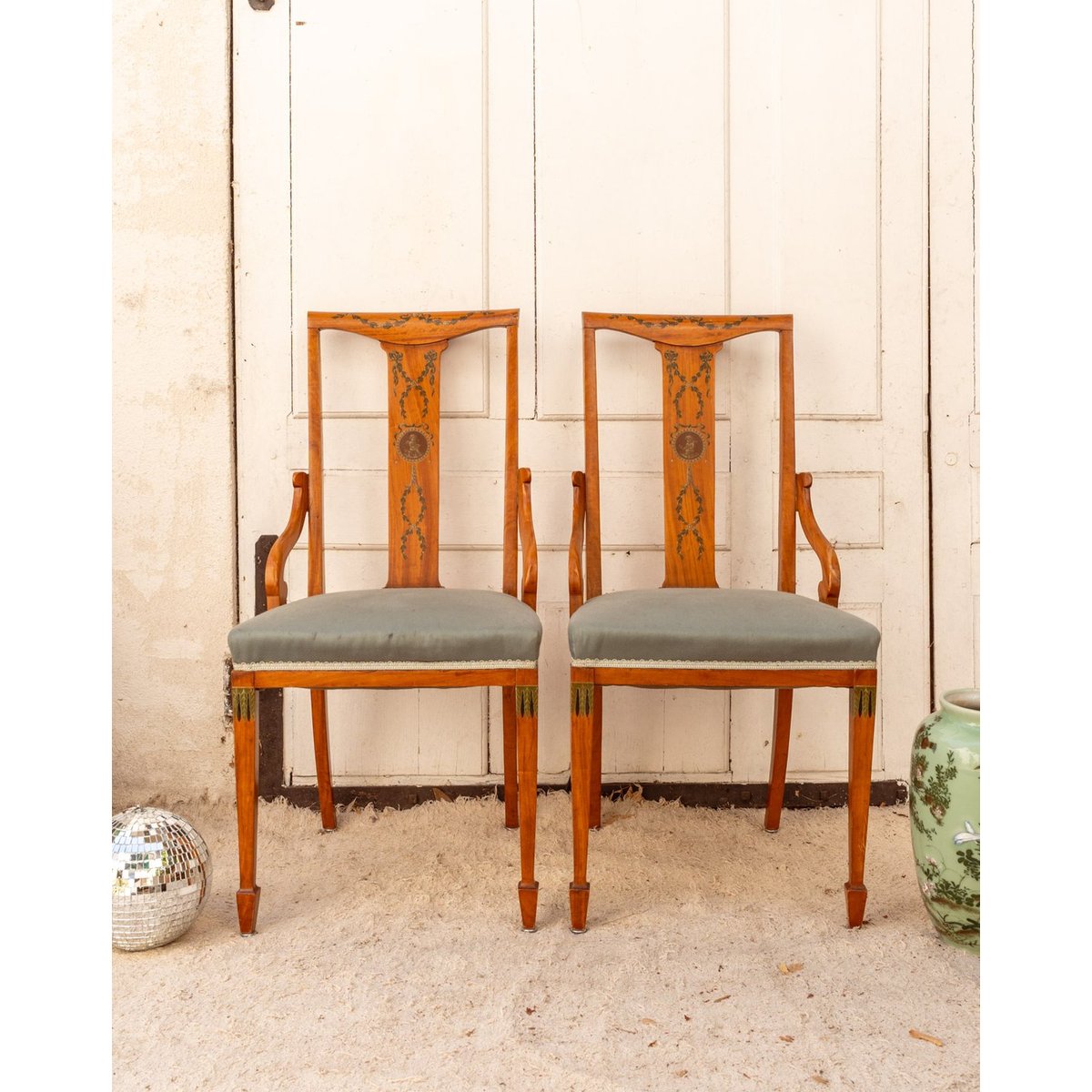 Paire de chaises en bois et tissu bleu Claude N°1455 - Bon état bois foncé, DEBONGOUT