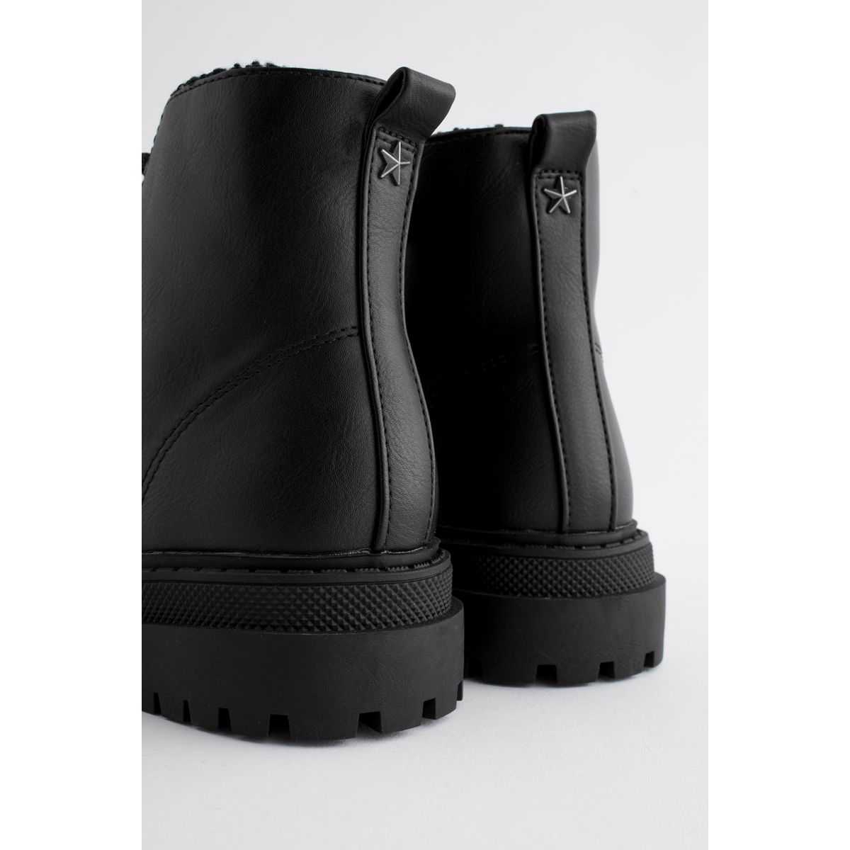 Bottines fourrées à lacets coupe classique noir mat, NEXT