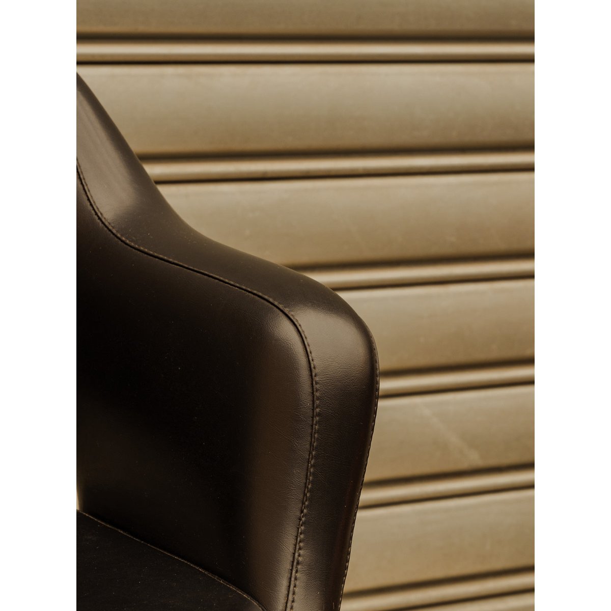 Fauteuil en cuir noir Jakob N°1446 - Bon état argenté, DEBONGOUT