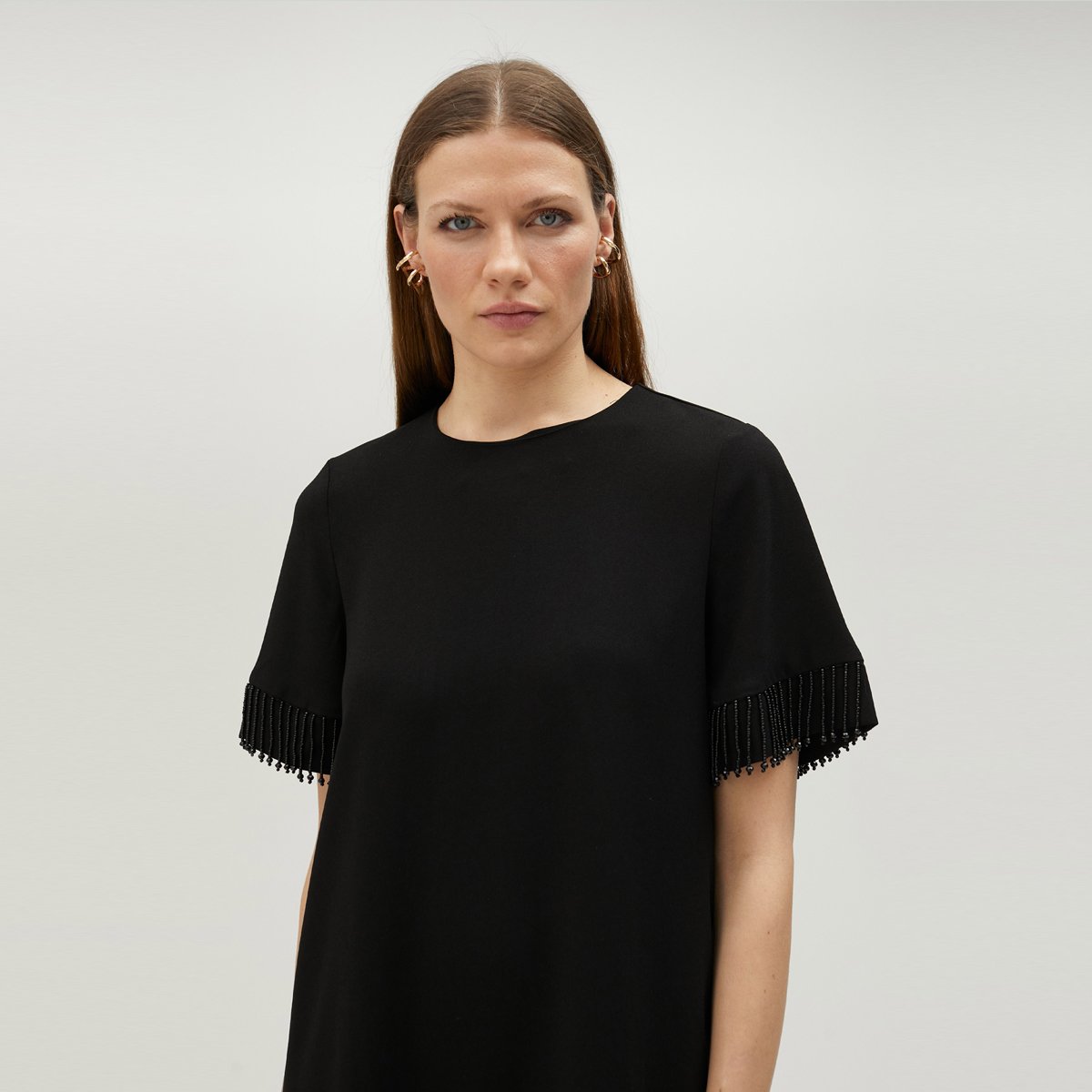 Robe courte avec franges en strass sur les manches et le bas noir, LOLA CASADEMUNT