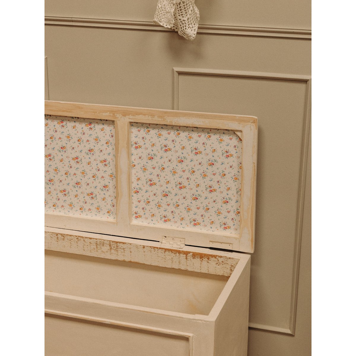 Coffre à jouets peint couleur crème Lucien N°149 - Bon état blanc, DEBONGOUT