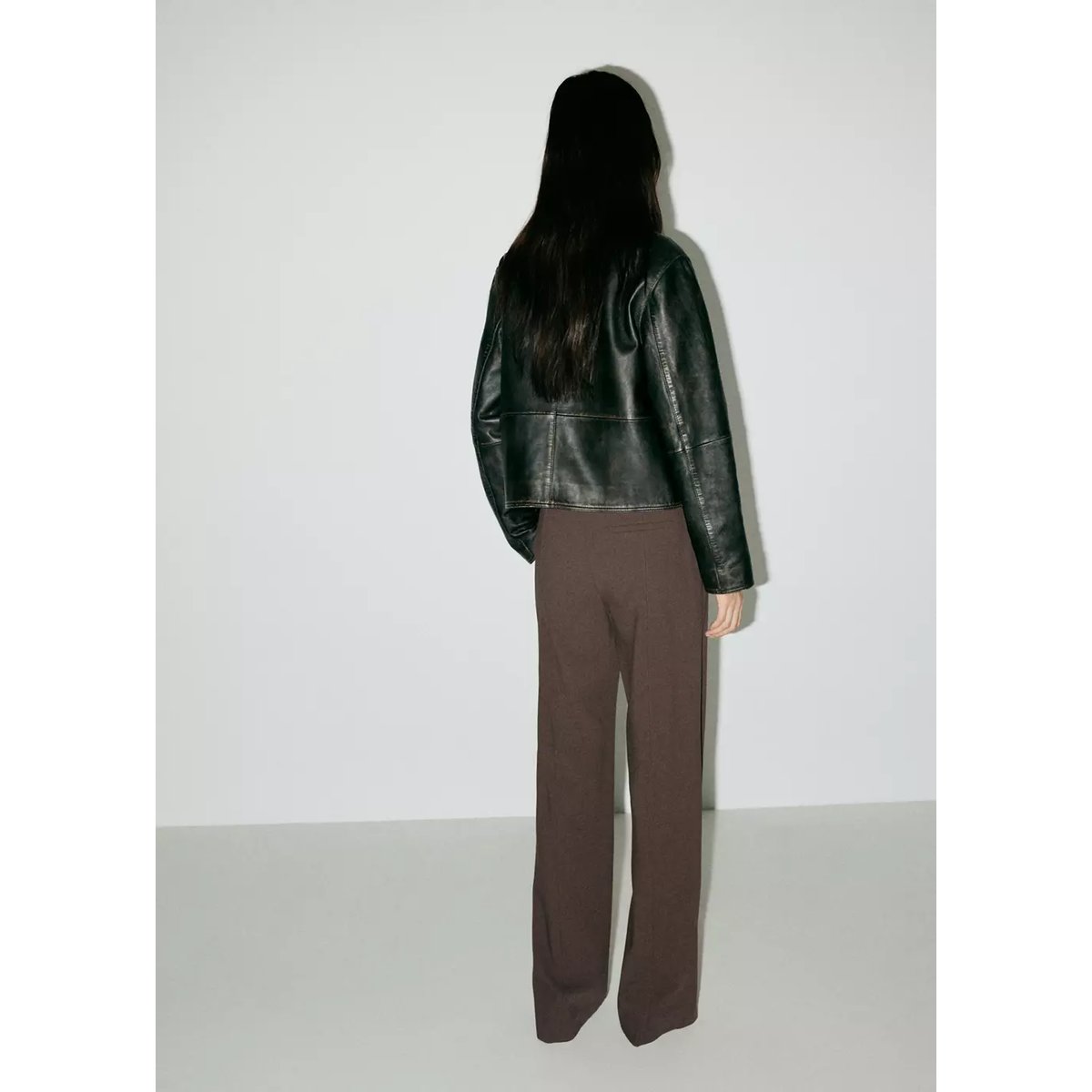 Pantalon flare coutures marron moyen, MANGO