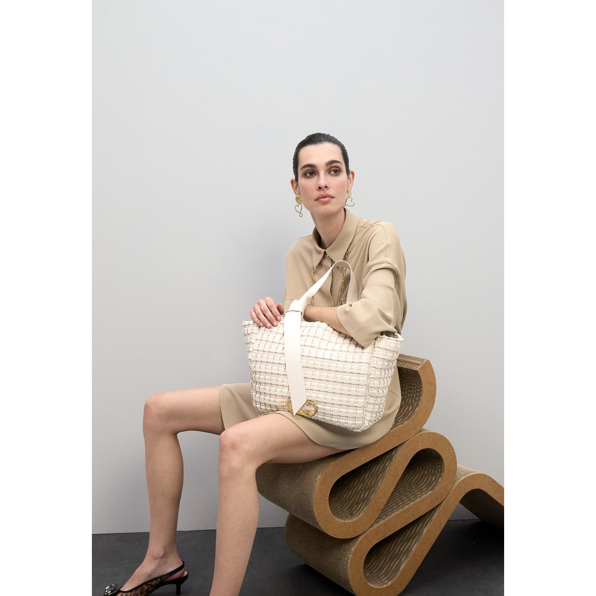Sac à main tressé à logo métallique ecru, LOLA CASADEMUNT