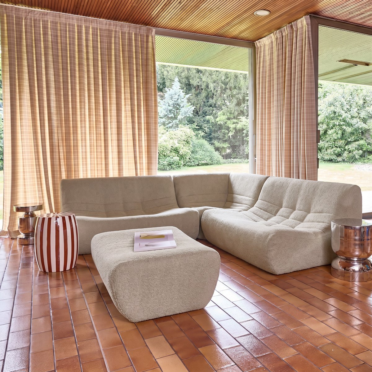 Canapé d'angle compressé modulable 5 places avec repose pied bouclette texturée SOKOL beige, SWEEEK