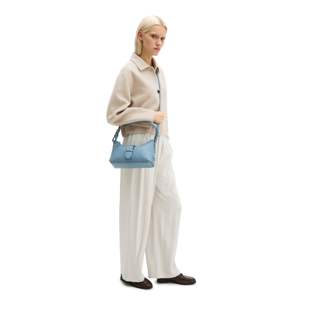 Sac à bandoulière modèle Binna moyen en cuir de vachette finement grainé bleu moyen, MARC O'POLO