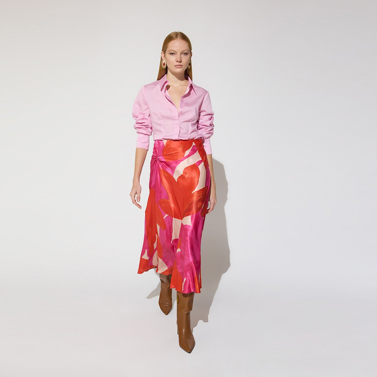 Jupe midi en satin imprimé floral à nœud fuschia, LOLA CASADEMUNT